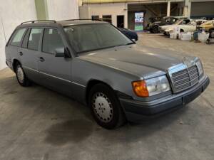 Imagen 8/81 de Mercedes-Benz 250 TD (1992)