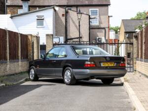 Image 17/37 of Mercedes-Benz E 320 (1995)