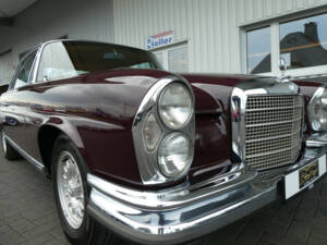 Image 18/25 of Mercedes-Benz 280 SE 3,5 (1971)
