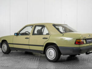 Image 6/50 de Mercedes-Benz 200 D (1986)