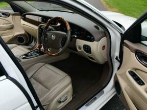 Image 30/50 of Jaguar XJ 8 4.2 (2008)