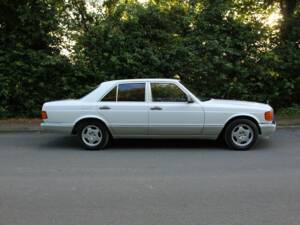 Image 7/18 of Mercedes-Benz 300 SE (1990)