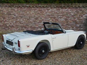 Image 21/50 of Triumph TR 250 (1968)