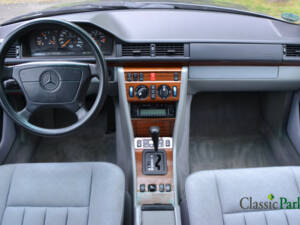 Bild 12/44 von Mercedes-Benz E 280 T (1994)