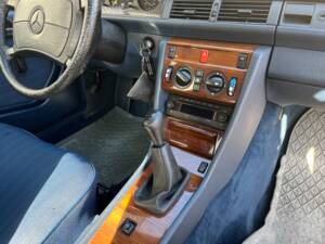 Image 5/6 of Mercedes-Benz 260 E 4-Matic (1987)
