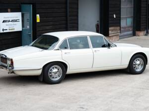 Immagine 2/50 di Daimler Sovereign 4.2 (1978)