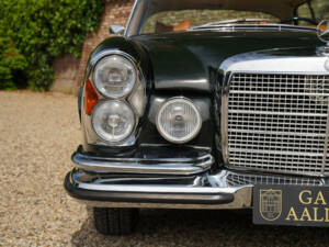 Image 18/50 of Mercedes-Benz 280 SE 3,5 (1971)
