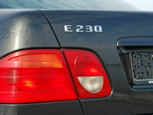 Bild 9/37 von Mercedes-Benz E 230 (1996)