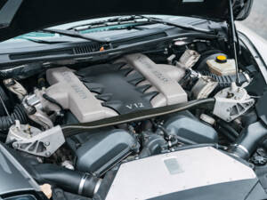 Image 2/18 of Aston Martin V12 Vanquish (2003)