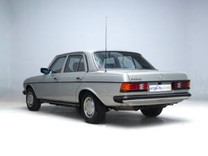 Image 8/25 of Mercedes-Benz 300 D (1985)