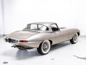 Image 7/35 de Jaguar E-Type (1968)