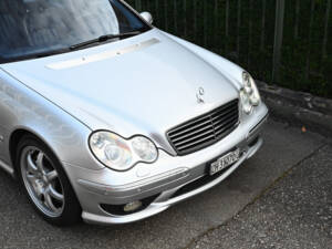 Image 13/32 of Mercedes-Benz C 32 AMG T (2003)