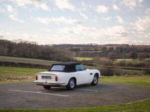 Image 11/42 of Aston Martin DB 6 Mk II Volante (1970)