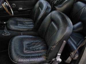 Image 7/8 of Aston Martin DB 6 (1966)