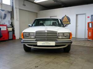 Imagen 4/33 de Mercedes-Benz 300 D (1984)