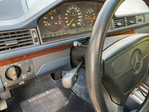 Image 84/149 of Mercedes-Benz 320 TE (1993)