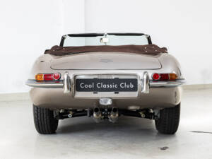 Image 10/37 de Jaguar E-Type (1968)