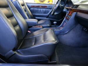 Bild 23/36 von Mercedes-Benz E 320 (1995)