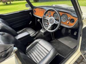 Image 16/30 of Triumph TR 6 PI (1970)