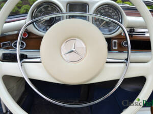 Image 26/50 of Mercedes-Benz 280 SE 3,5 (1971)