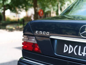 Image 12/27 of Mercedes-Benz E 500 Limited (1994)