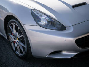 Image 35/44 de Ferrari California (2011)