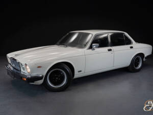 Image 1/22 of Jaguar XJ 12 (1986)