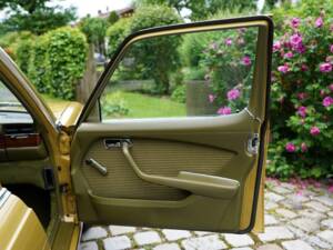 Image 19/19 of Mercedes-Benz 350 SE (1977)
