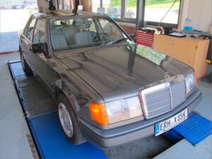 Imagen 82/92 de Mercedes-Benz 200 D (1989)