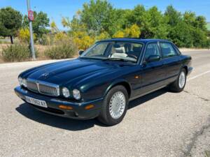 Immagine 2/7 di Jaguar XJ 8 Executive (1999)