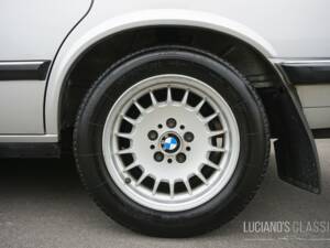 Image 21/59 of BMW 528i (1982)