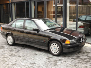 Image 4/99 of BMW 320i (1996)