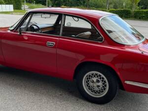 Image 3/13 de Alfa Romeo Giulia 1600 GT Junior (1973)