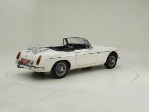 Image 2/15 of MG MGB (1964)