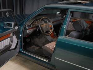 Bild 13/40 von Mercedes-Benz E 220 (1995)