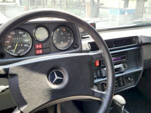 Image 25/55 of Mercedes-Benz 200 GE (SWB) (1990)
