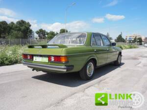 Image 2/10 of Mercedes-Benz 240 D (1982)