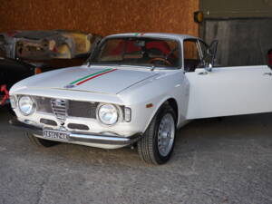 Image 2/28 de Alfa Romeo Giulia GT 1300 Junior (1970)