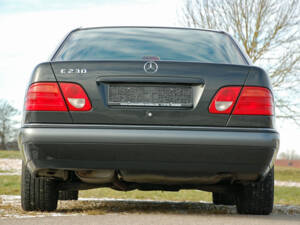 Bild 7/37 von Mercedes-Benz E 230 (1996)