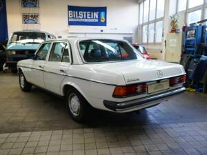 Image 11/33 de Mercedes-Benz 300 D (1984)