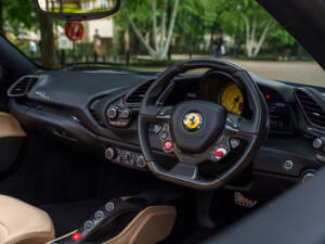 Image 21/41 of Ferrari 488 Spider (2017)