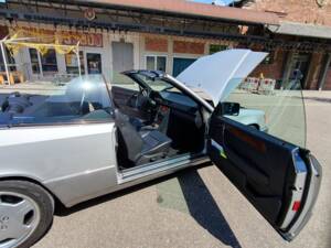Imagen 61/94 de Mercedes-Benz 300 CE-24 3.4 AMG (1992)