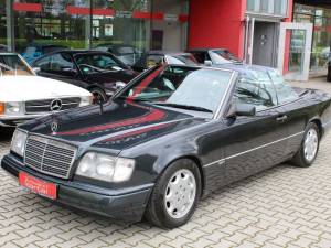Image 5/20 of Mercedes-Benz 300 CE-24 (1996)