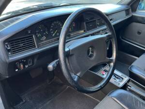 Image 21/89 de Mercedes-Benz 190 E 2.6 (1988)