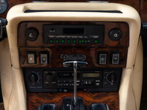 Image 18/23 of Daimler Double Six (1992)