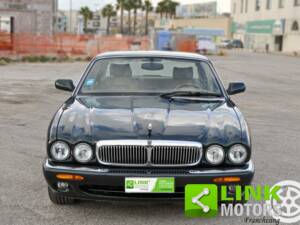 Image 2/10 of Jaguar XJ 8 4.0 Executive (2000)