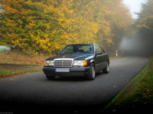 Image 5/36 de Mercedes-Benz 300 CE (1990)