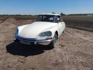 Image 2/40 of Citroën DS 21 (1972)