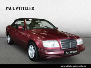 Image 4/24 de Mercedes-Benz E 220 (1993)