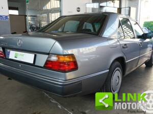 Imagen 6/10 de Mercedes-Benz 200 E (1989)